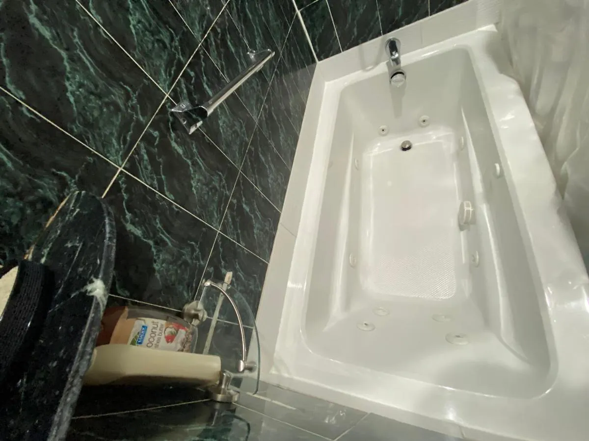 Room In Guest Room - 7Privateroom Jacuzzimassage Sitparking15Mins2Ny Fairview Guest house